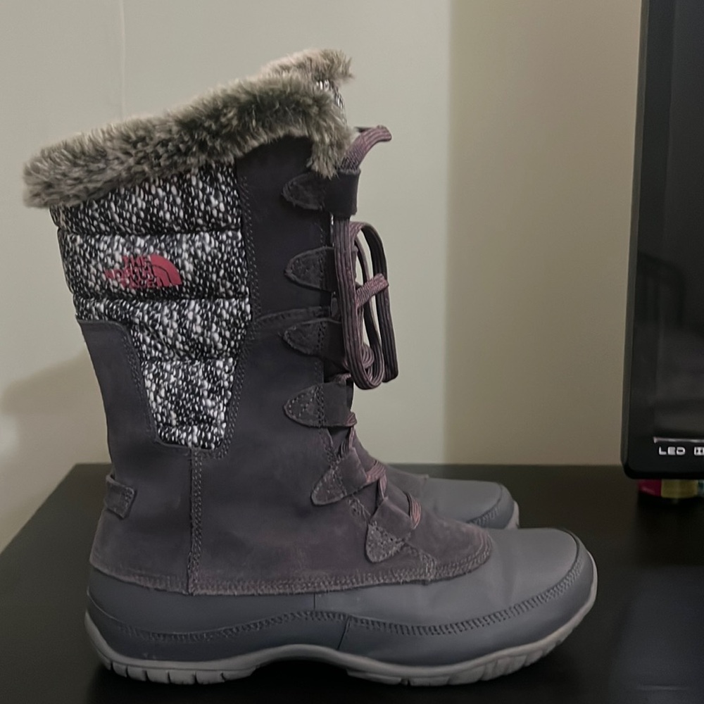 Used north face boots size 7.5 in women
